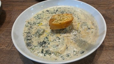 ราวิโอลีผักขมครีมทรัฟเฟิล