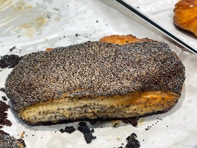 แปลกใหม่ สอดไส้อัลมอนด์หอมๆ อบด้วย poppy seed 