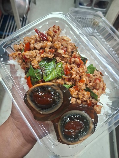 ไข่เยี่ยวม้าทานคู่กันกับกะเพราหมูแซ่บมันลงตัวอย่างบอกใคร