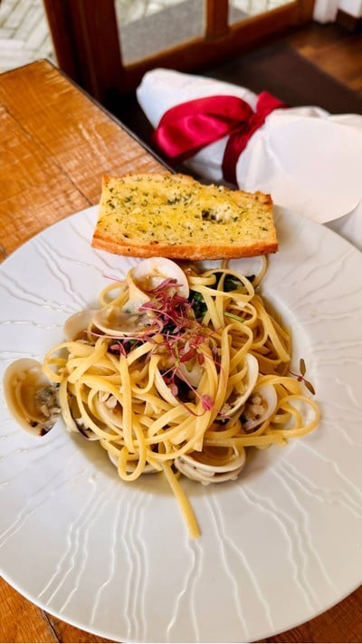 Linguini with clams