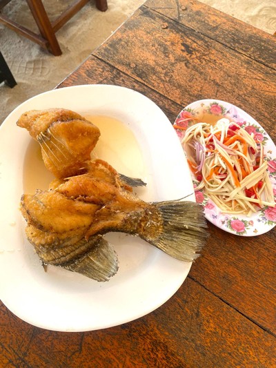 ปลากระพงทอดราดน้ำปลา