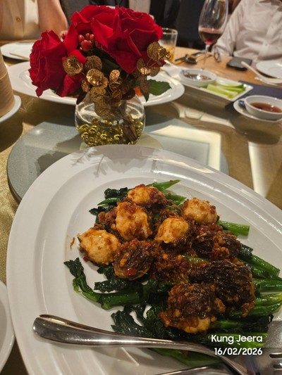 เห็ดมอเรลยัดไส้กุ้งบด คะน้าฮ่องกงซอสเอ็กซ์โอ