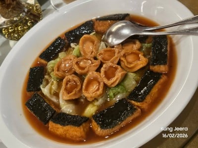 เป๋าฮื้อเจี๋ยนเต้าหู้วาล็อคผักกาดแก้วในซอสเป๋าฮื้อ