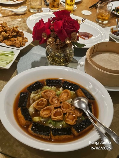 เป๋าฮื้อเจี๋ยนเต้าหู้วาล็อคผักกาดแก้วในซอสเป๋าฮื้อ