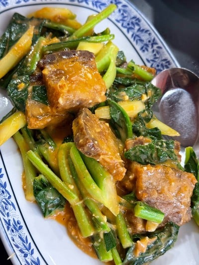 คะน้าหมูกรอบไข่เค็ม