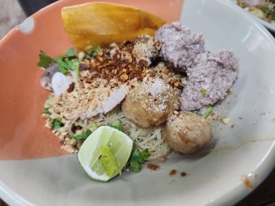 เส้นเล็กแห้งต้มยำ
