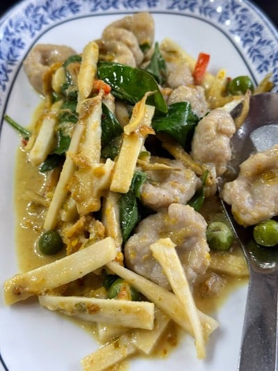 เขียวหวานลูกชิ้นปลากรายผัดแห้ง