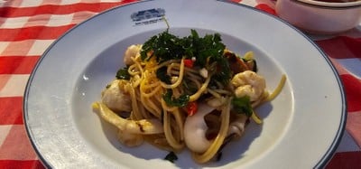 พาสต้าทะเลรวมผัดกะเพรากรอบ