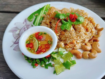ข้าวผัดกากหมูพริกขี้หนู