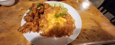 ข้าวหมูชุบแป้งทอดคั่วพริกเกลือไข่เจียว