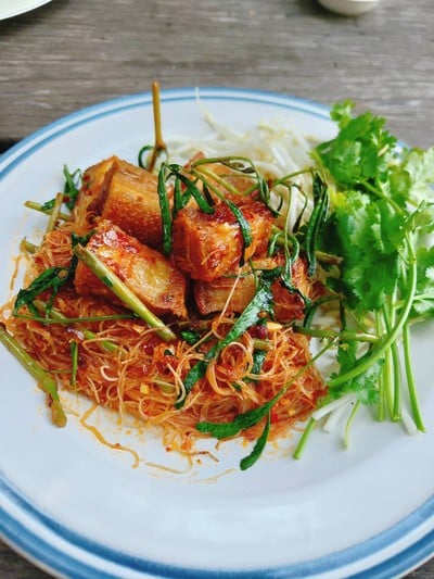 ผัดหมี่กระเฉดหมูกรอบ