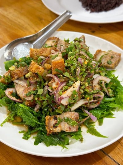 ยำผักกูดหมูกรอบ