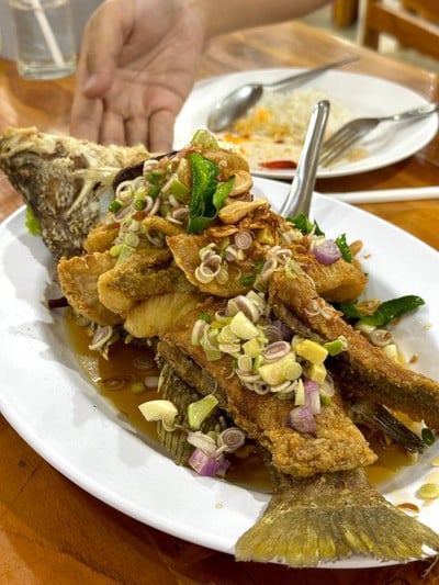 ปลากะพงทอดราดพริก