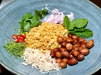 Yum "Fried Chicken" Foo : ยำไก่ฟู