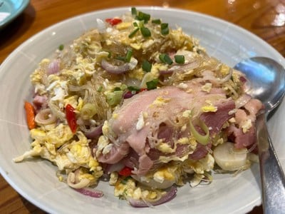 ผัดแหนมใส่วุ้นเส้นเบคอน