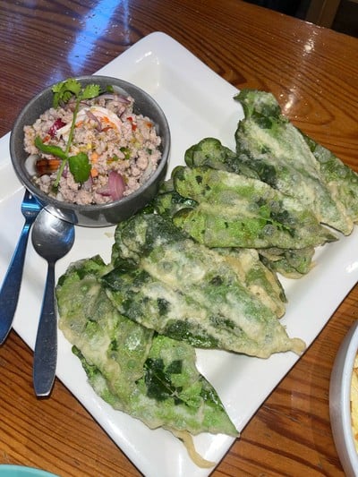 ยำผักบุ้งกรอบ