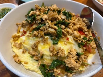 ข้าวไข่ข้นกะเพราไก่