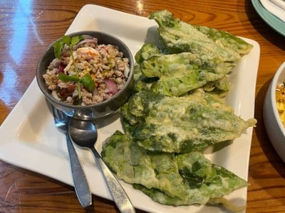 ยำผักบุ้งกรอบ