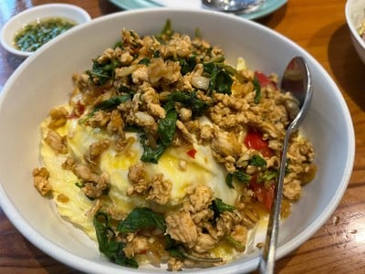 ข้าวไข่ข้นกะเพราไก่