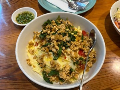 ข้าวไข่ข้นกะเพราไก่