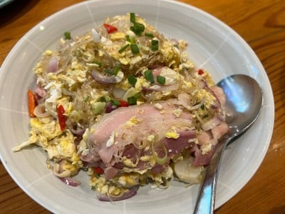 ผัดแหนมใส่วุ้นเส้นเบคอน