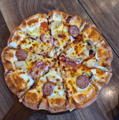 พิซซ่า ขอบชีส หน้าไส้กรอก