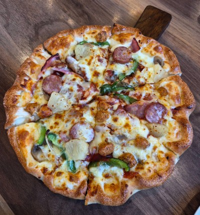 พิซซ่า ขอบชีส หน้าไส้กรอก และหมู