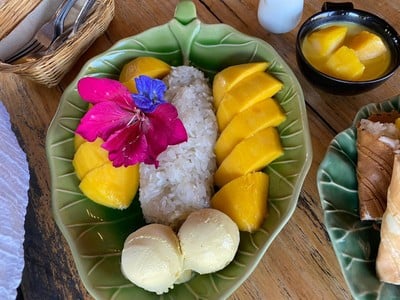 ข้าวเหนียวมะม่วงพร้อมไอศกรีมมะม่วง