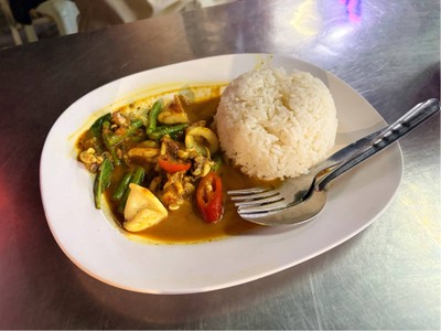 ข้าวราดผัดพริกแกงปลาหมึก