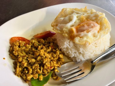 ข้าวคั่วกลิ้งไก่ไข่ดาว