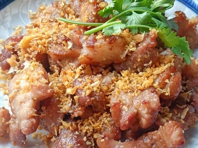 กระดูกอ่อนใบพาย (หมู) ทอดกระเทียม