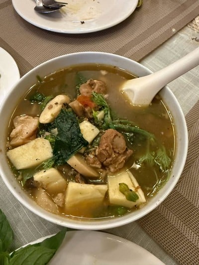 แกงยอดผักริมรั้ว (ใส่ซี่โครงหมูตุ๋นและปลากรอบ)
