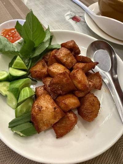 คอหมูทอดเกลือรากผักชี