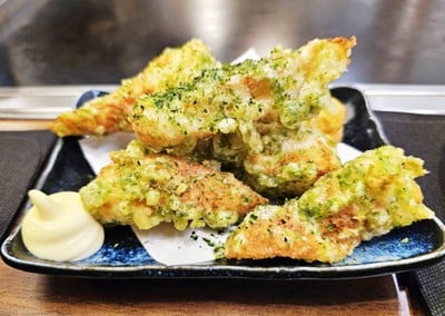 ชิกุวะคลุกสาหร่ายทอด