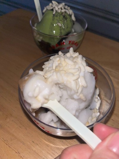 ไอศกรีมมะพร้าวข้าวเหนียวดำเกาลัด