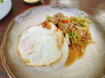 ข้าวหมูผัดพริกหยวก+ไข่ดาว