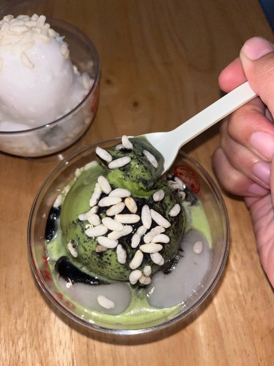 ไอศกรีมมัตจะบัวลอยซอสงาดำ