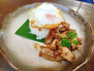 ข้าวหมูกระเทียม+ไข่ดาว