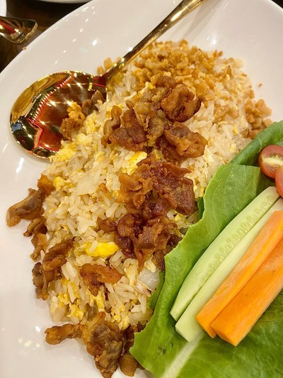 ข้าวผัดเบคอนกากหมู
