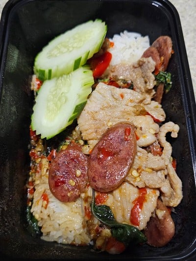 กะเพราพันธุ์แท้หมูชิ้น+กุนเชียง