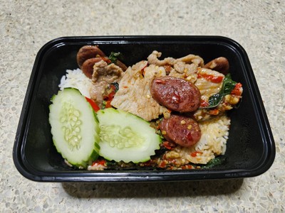 กะเพราพันธุ์แท้หมูชิ้น+กุนเชียง