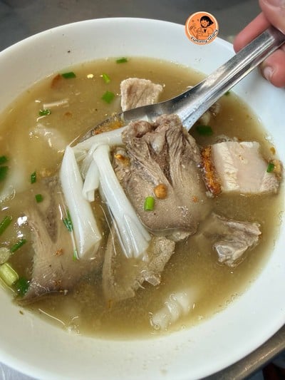 ก๋วยจั๊บหมูกรอบ