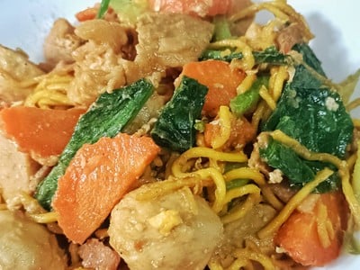 ผัดซีอิ๊วเส้นเหลือง