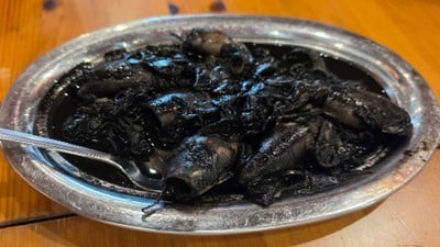 หมึกผัดตะไคร์อ่อนน้ำดำ