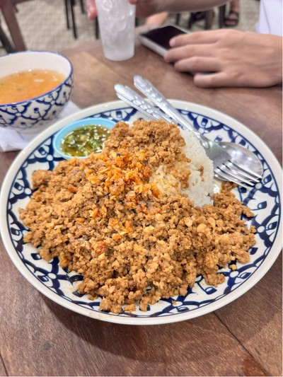 หมูกระเทียม