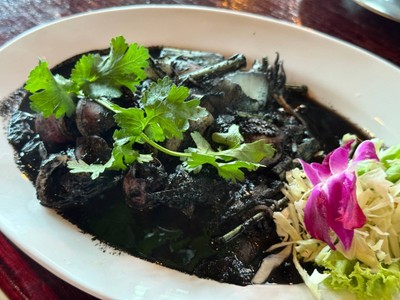 หมึกไข่ผัดน้ำดำ