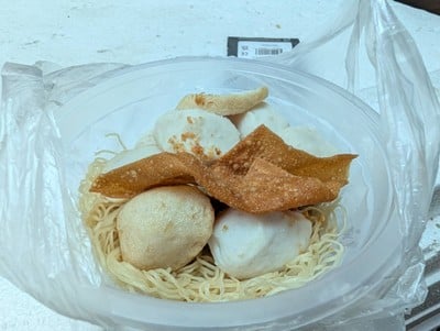 บะหมี่แห้งพิเศษลูกชิ้น