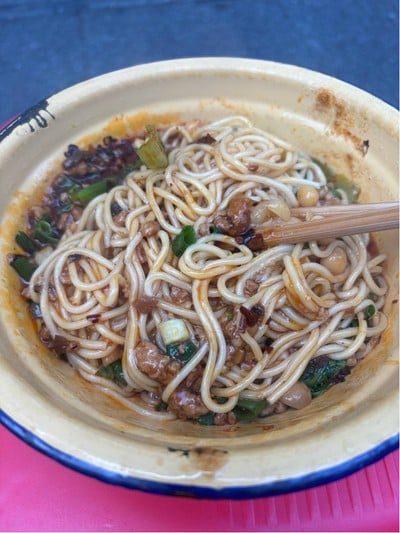 放牛崽板凳面 ฟ่างหนิวไจ่ ป่านเติ๋งเมี่ยน 观音桥和解放碑