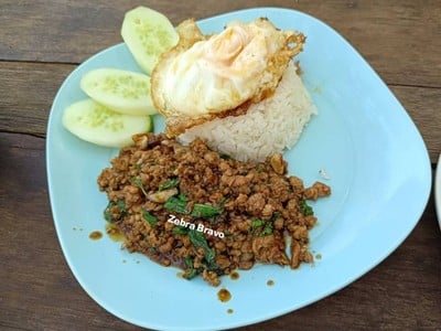 กะเพราหมูสับราดข้าว + ไข่ดาว