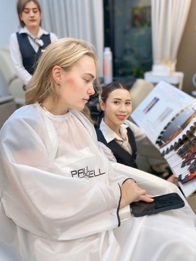 มีพนักงานมืออาชีพคอยให้บริการแนะนำ ผลิตภัณฑ์ให้เข้ากับลุคปัจจุบัน